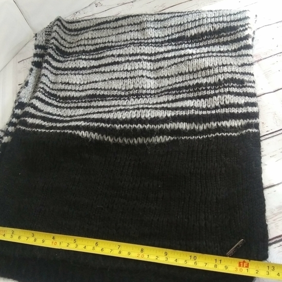 Calvin Klein Black/grey knit scarf - Picture 11 of 11
